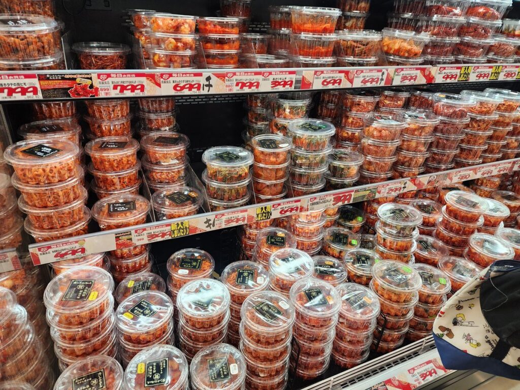 【ロピア】黄さんの手造りキムチの実食レポート│20種類以上の珍しいキムチが売られていました！人気の理由やアレンジ方法など完全ガイド