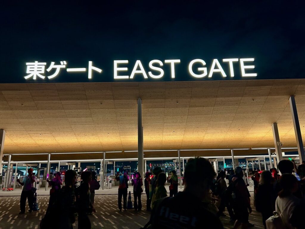 【大阪・関西万博】東ゲートと西ゲート、どっち選ぶ？違いは？完全ガイド│年代層や混雑、雰囲気や目的によって変わるよね！徹底解説！