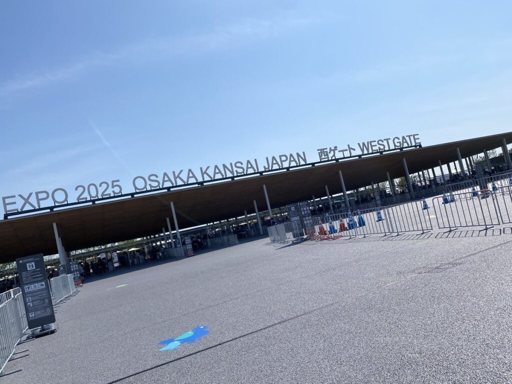 【大阪・関西万博】東ゲートと西ゲート、どっち選ぶ?違いは?完全ガイド│年代層や混雑、雰囲気や目的によって変わるよね!徹底解説!