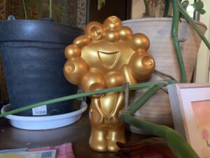 【大阪・関西万博】「金のミャクミャク様貯金箱」ついに買いました！どこに売っている？実際のサイズ感・使い方・金運アップ効果まで徹底レポート！