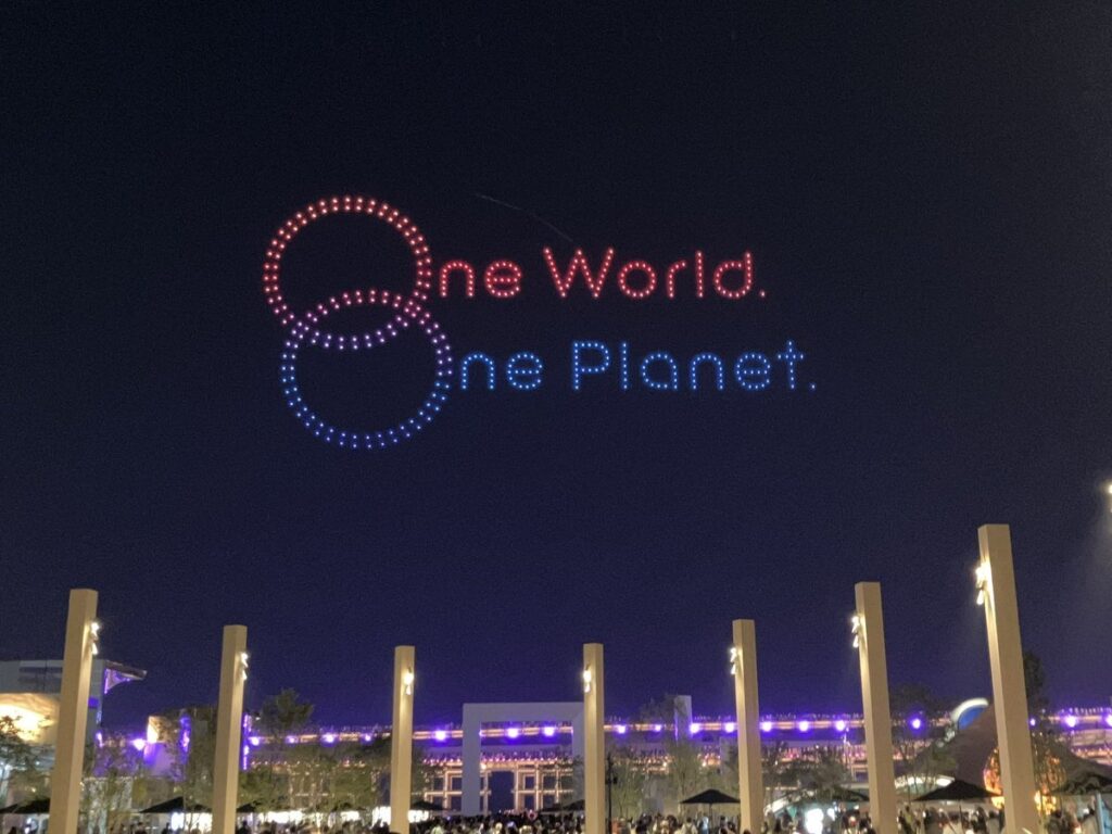 【大阪・関西万博】ドローンショー「One World, One Planet.」に巨大な「QRコード」が出現!夜万博の新たな見どころと開催時間を徹底解説!