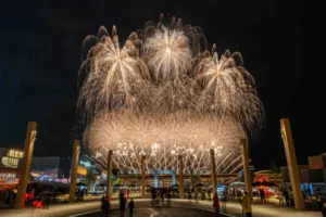 【大阪・関西万博】夏休み中の花火が「ほぼ毎日」上がる！7/19頃から8月末まで！絶景観賞ポイント＆打ち上げ時間、ビアテラスも徹底解説！