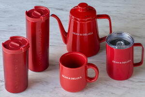 【DEAN & DELUCA】11月1日から発売中！クリスマス2025期間限定！クリスマスの赤を基調にしたタンブラーやマグカップが発売！購入方法や売り切れ最新情報をお届け！