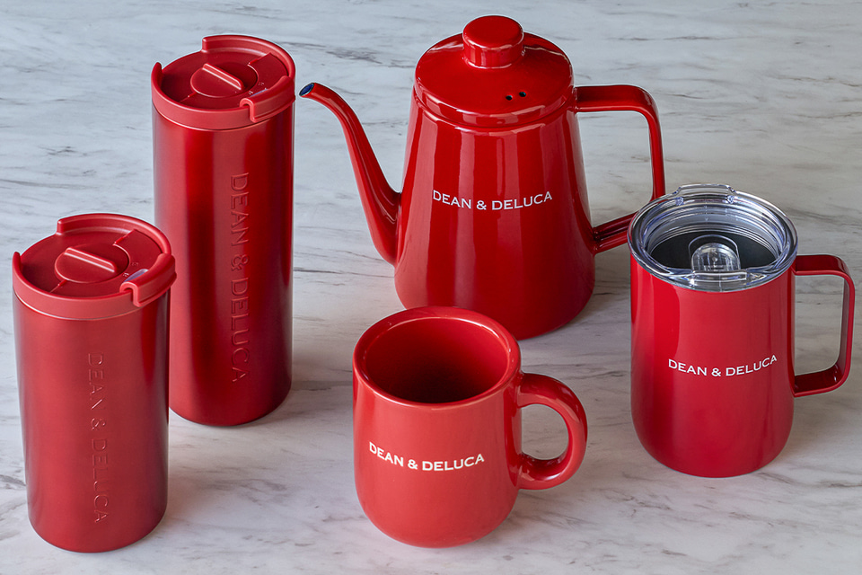 【DEAN & DELUCA】11月1日から発売中！クリスマス2025期間限定！クリスマスの赤を基調にしたタンブラーやマグカップが発売！購入方法や売り切れ最新情報をお届け！